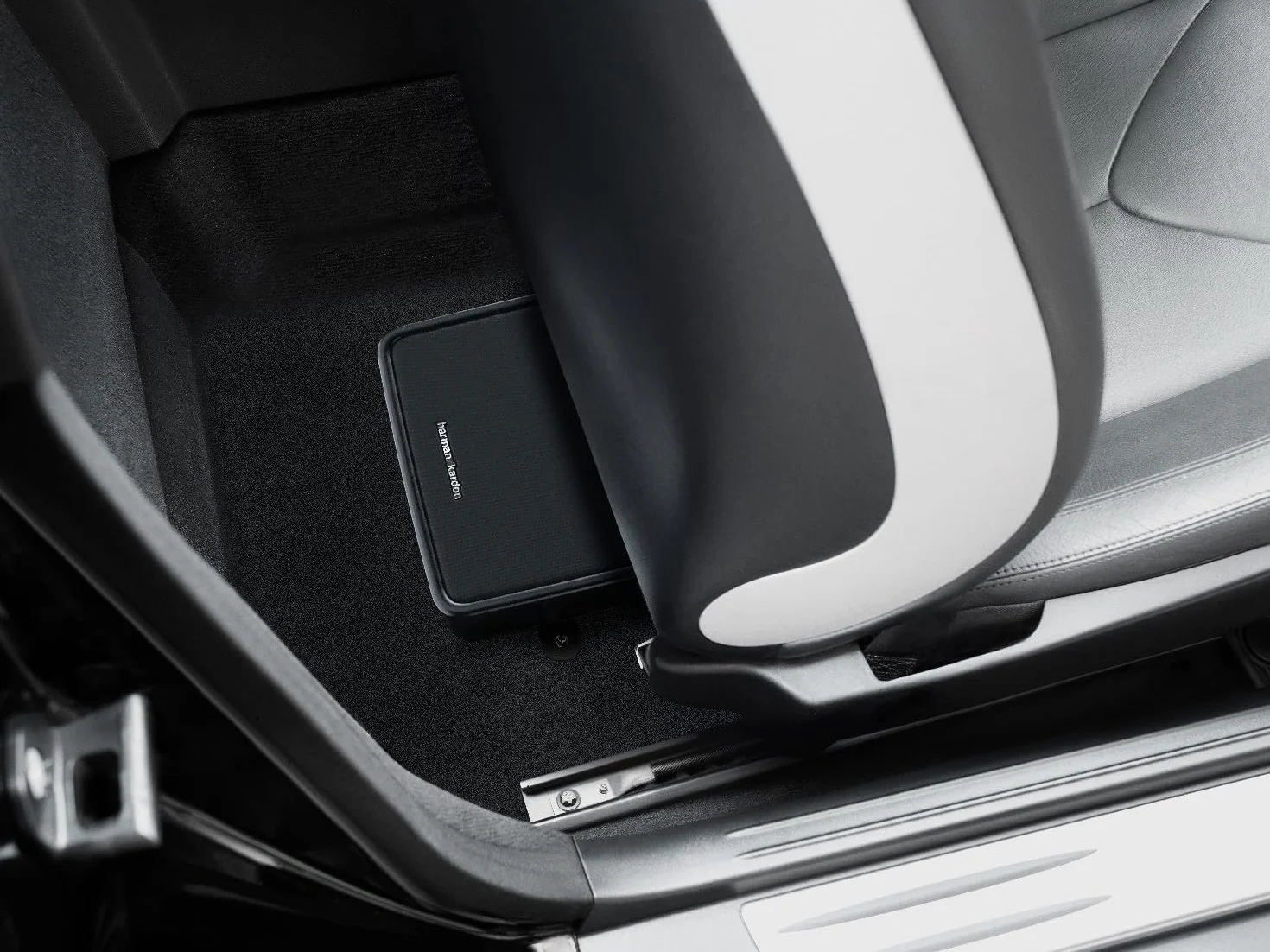 Harman Kardon Feel 700 Subwoofer Activo Coche 165mm (6.5") 250W - Bajo Asiento Ultraplano Aluminio - Amplificador Clase D Graves Profundos - Conexión en Serie - Negro