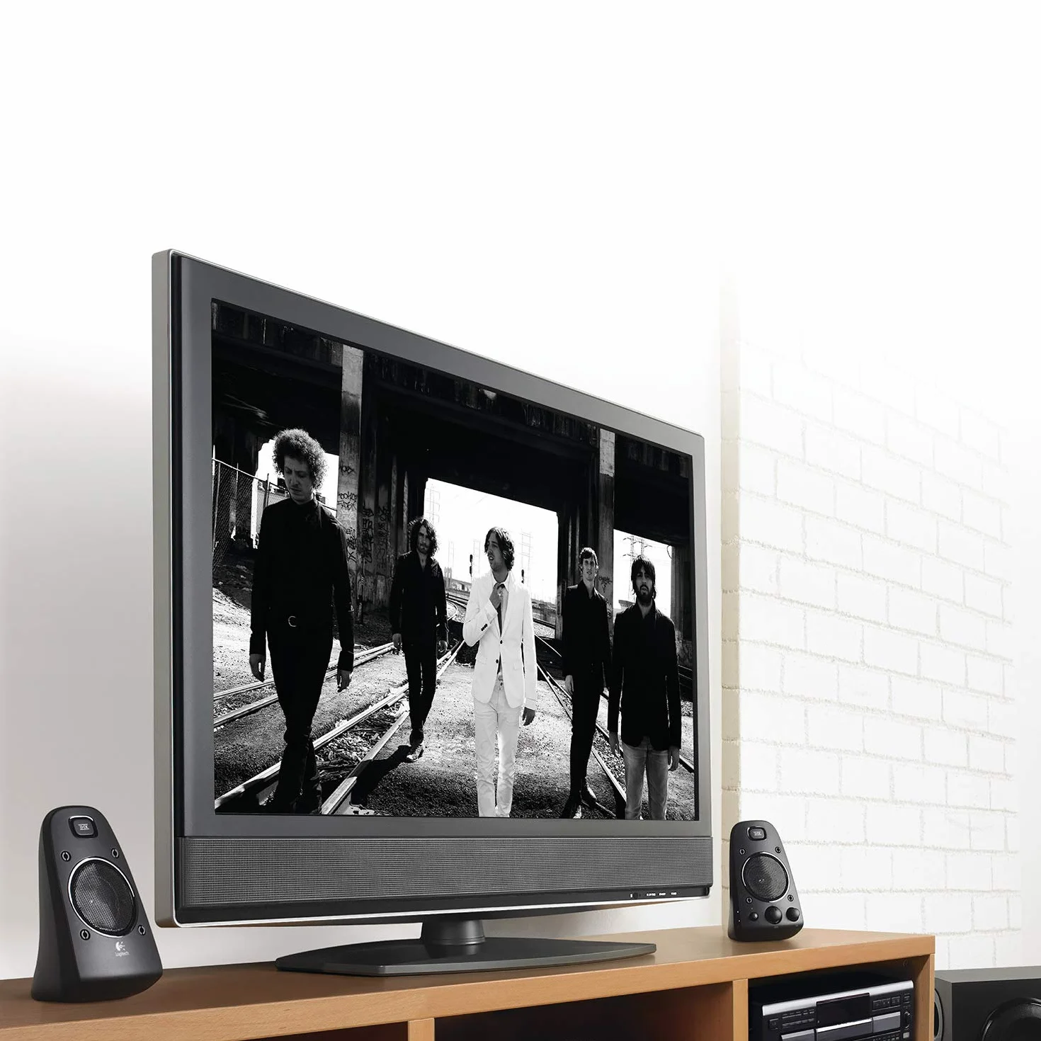 Logitech Z623 THX 2.1 Sistema de Altavoces con Subwoofer, 400 Vatios Pico, Graves Potentes, Entradas 3.5 mm/RCA, Enchufe UK