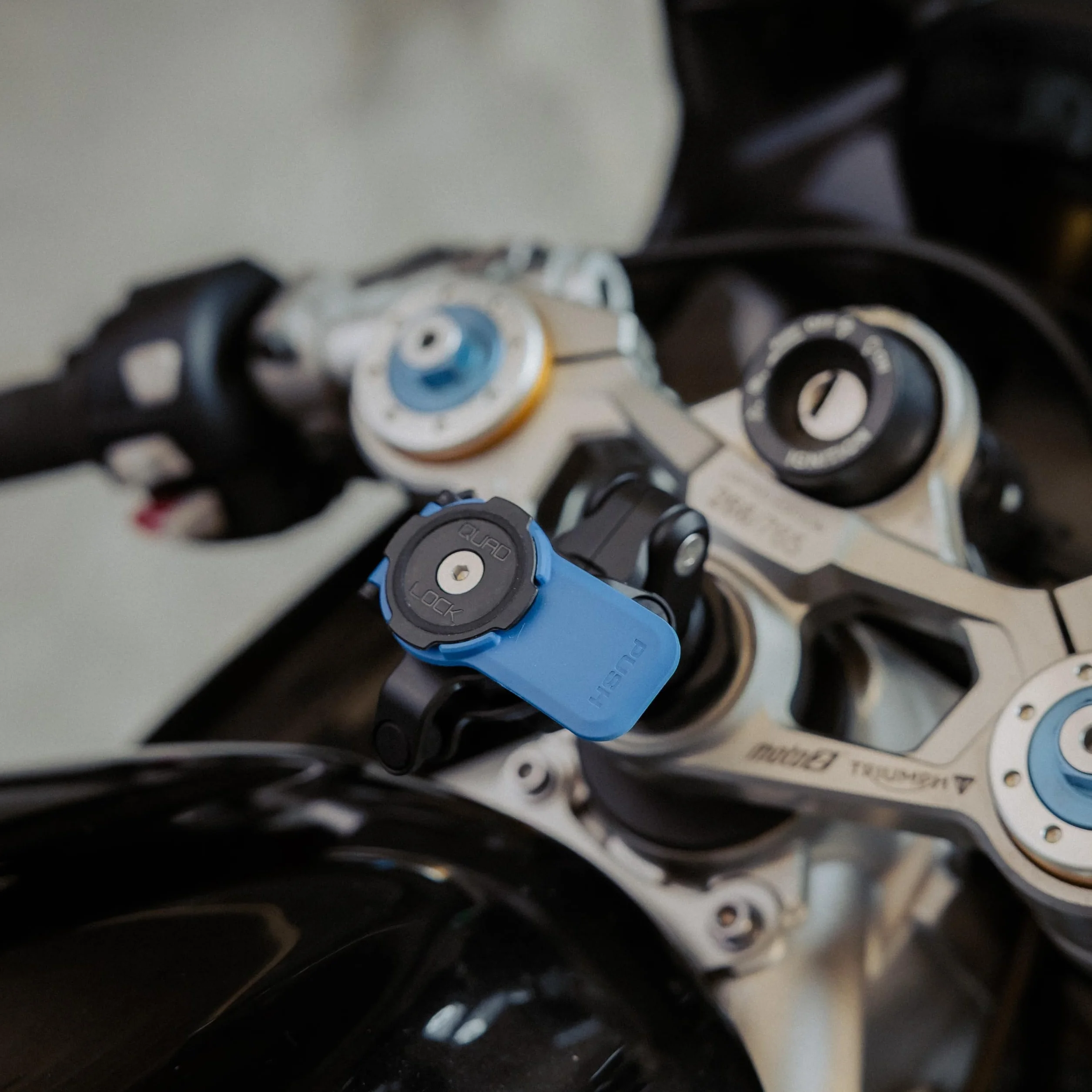 QUAD LOCK Soporte de Teléfono para Moto con Amortiguador de Vibraciones Funda iPhone 17 Pro MAX