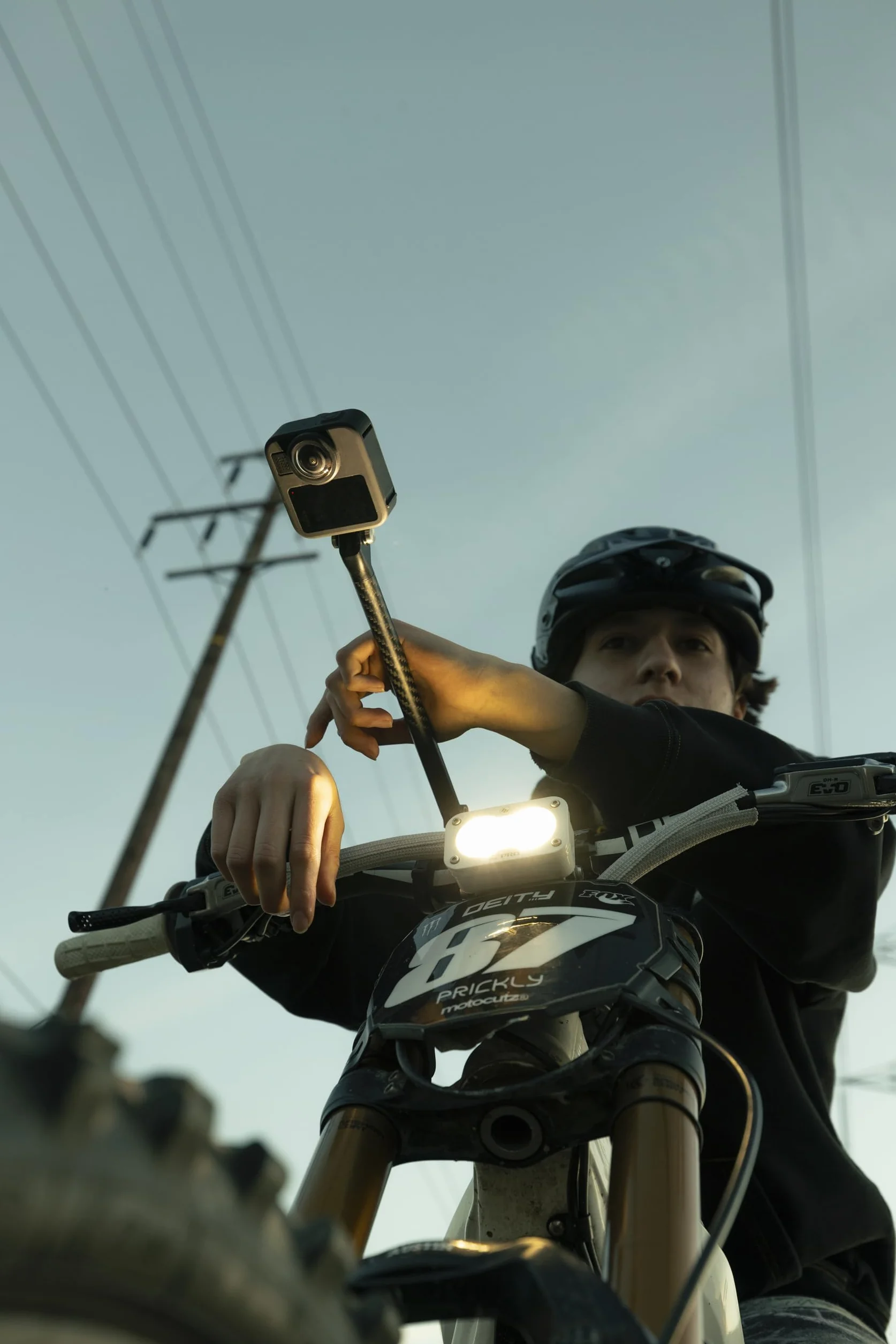Paquete GoPro MAX2 + Accesorios: Incluye Poste de extensión de 1,2 m (4 pies), 2 baterías Enduro de 1960 mAh y Tarjeta microSD SanDisk de 64 GB