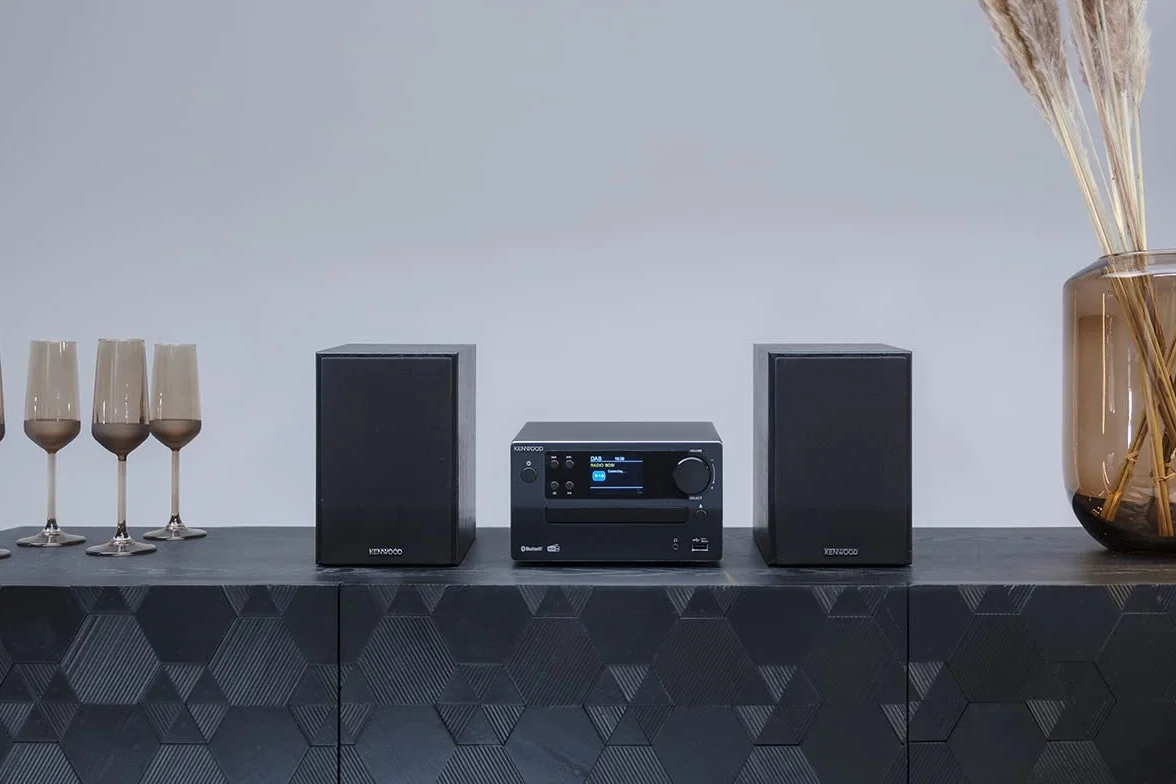 Microcadena Kenwood HiFi con Pantalla Color 2.4", Bluetooth 5.0 y Radio Dab+, Equipo de Música de Aluminio con CD, USB y Aux-In - Color Negro - M-725DAB-B