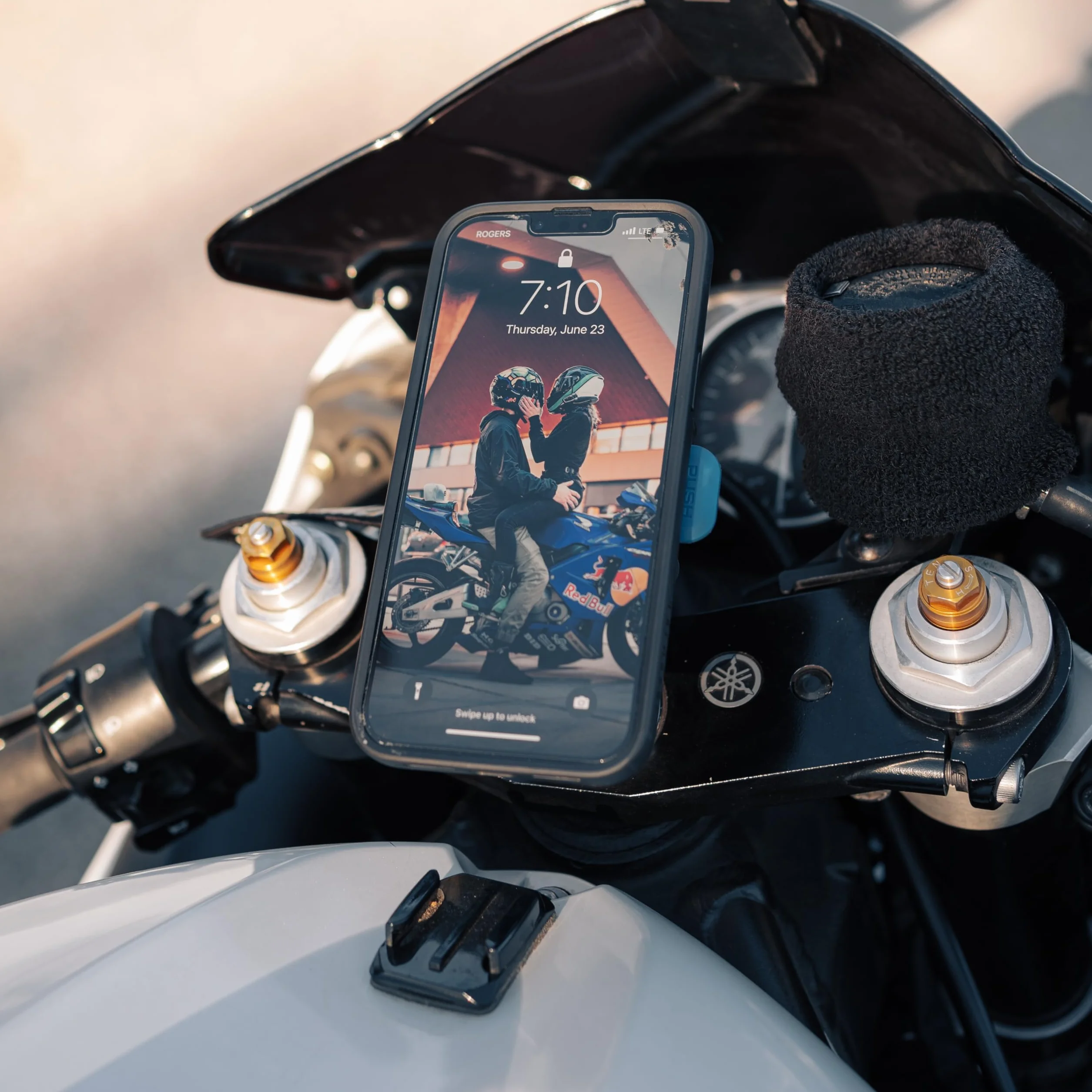 QUAD LOCK Soporte de Teléfono para Moto con Amortiguador de Vibraciones Funda iPhone 17 Pro MAX